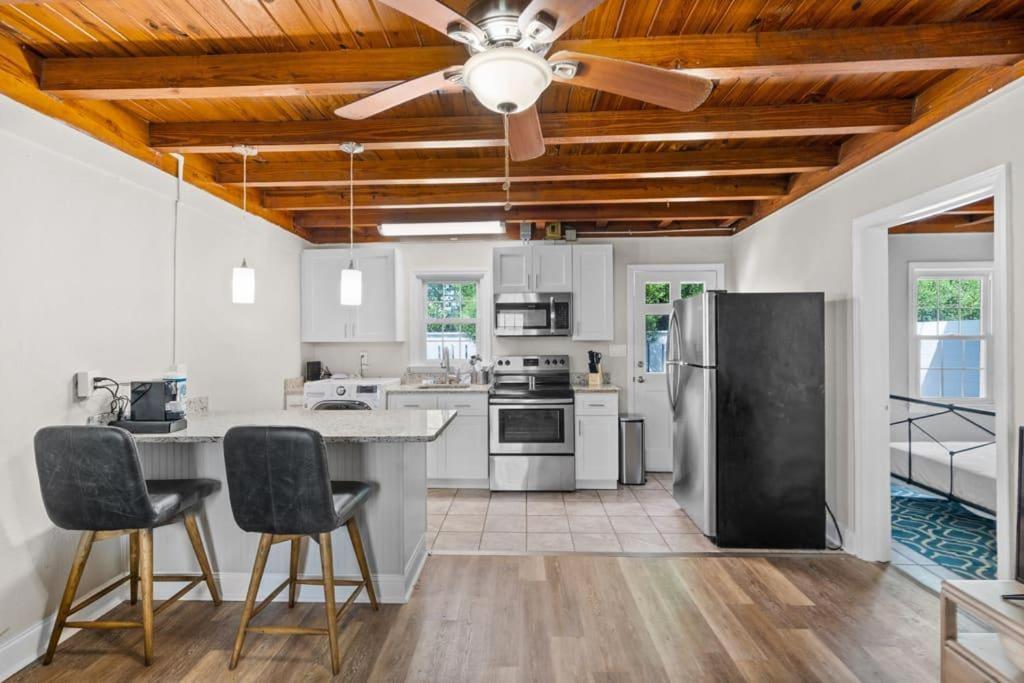 Laid Back 2br Close To The W Parking Apartment