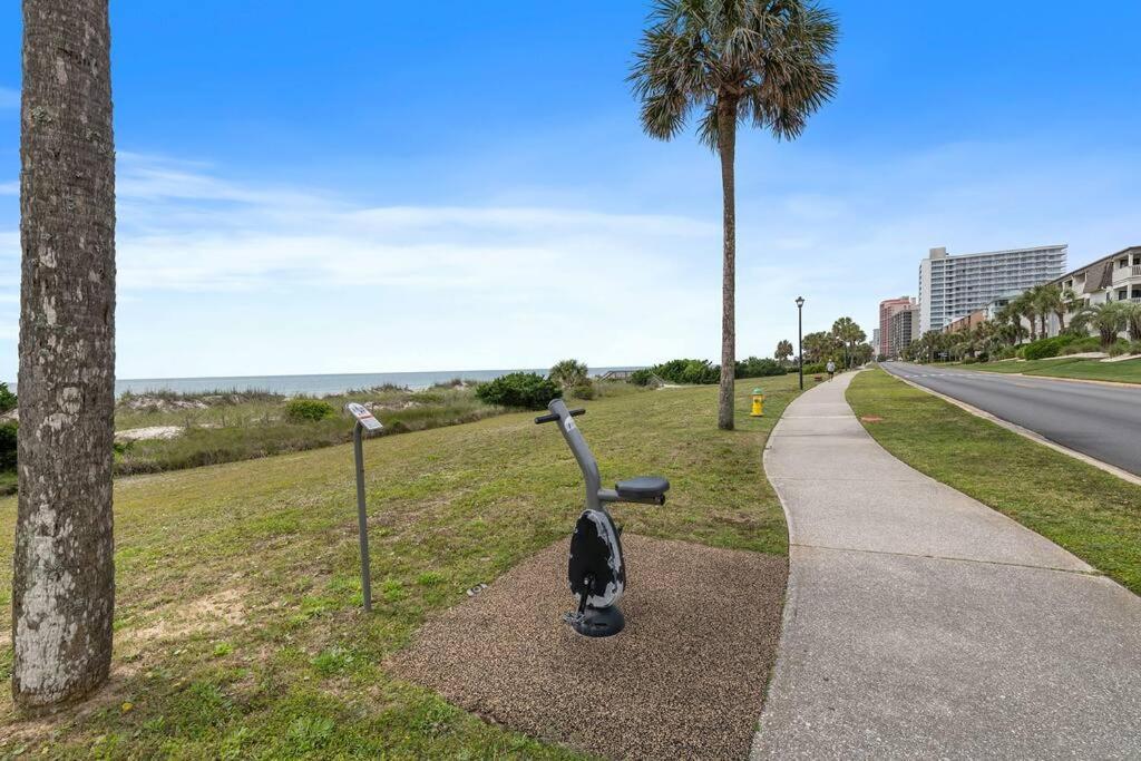 Palms - Oceanfront Renovated King Bed Sauna Apartment