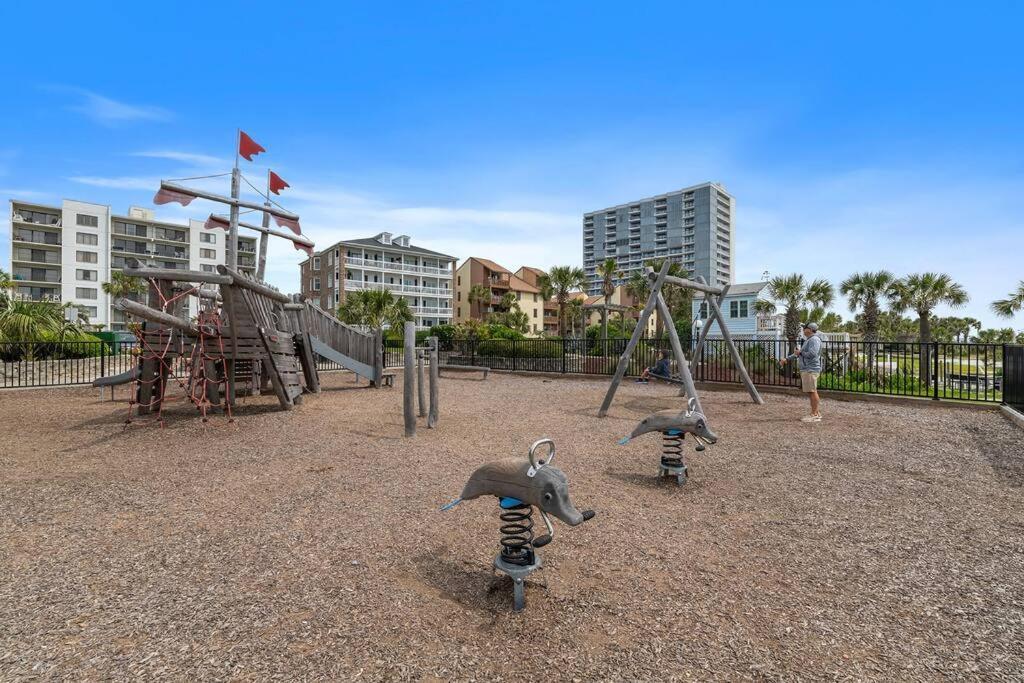 Palms - Oceanfront Renovated King Bed Sauna Apartment