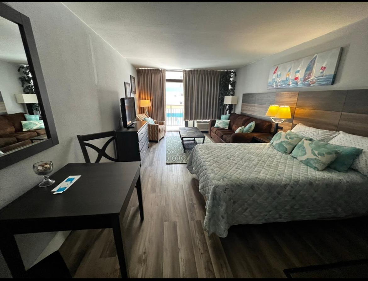 Upgraded At Landmark ! 17 Pools, Lazy Rivers, Jacuzzis! 814