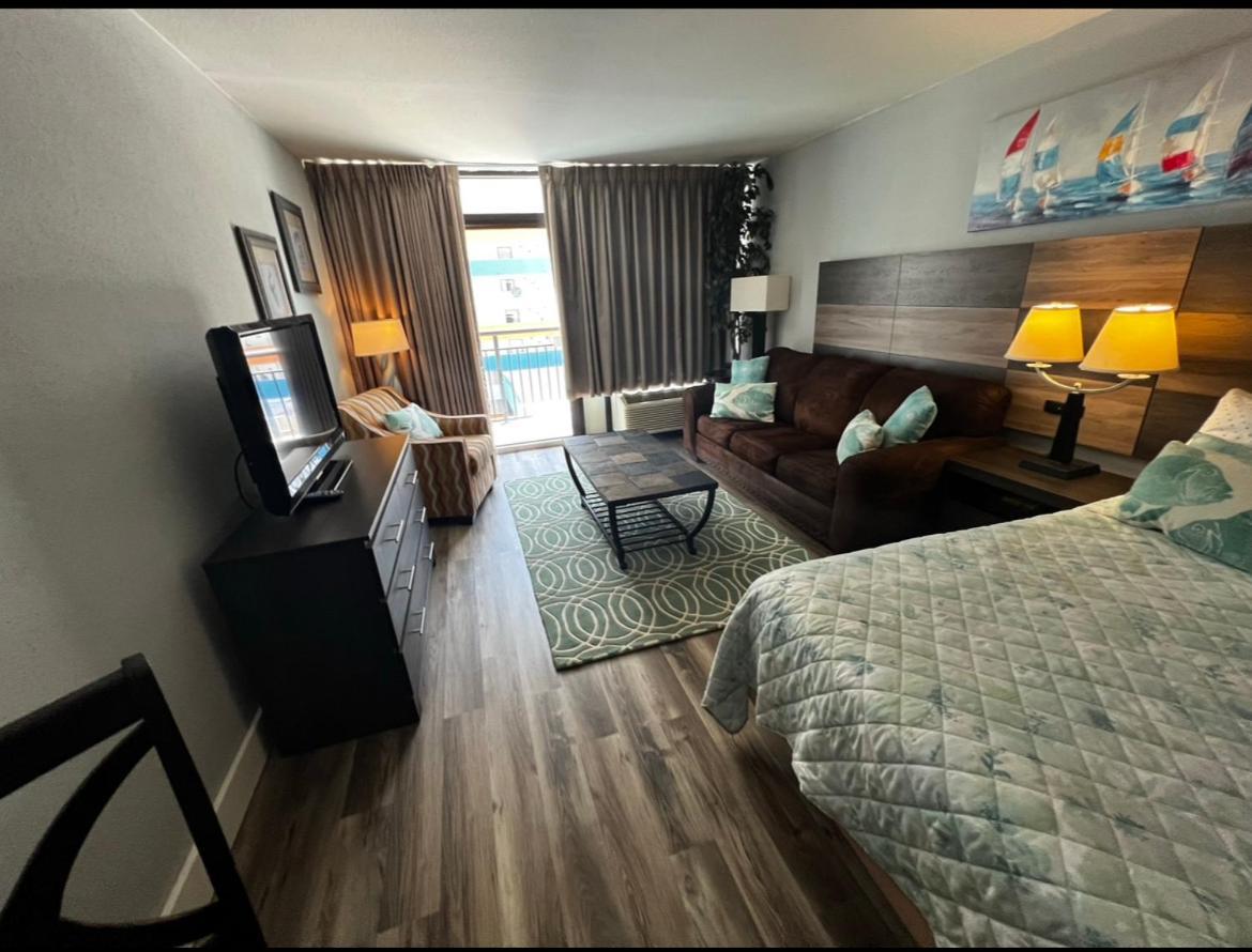 Upgraded At Landmark ! 17 Pools, Lazy Rivers, Jacuzzis! 814 Myrtle Beach