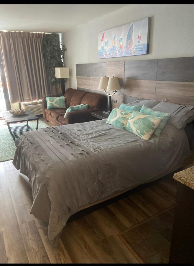 Upgraded At Landmark ! 17 Pools, Lazy Rivers, Jacuzzis! 814