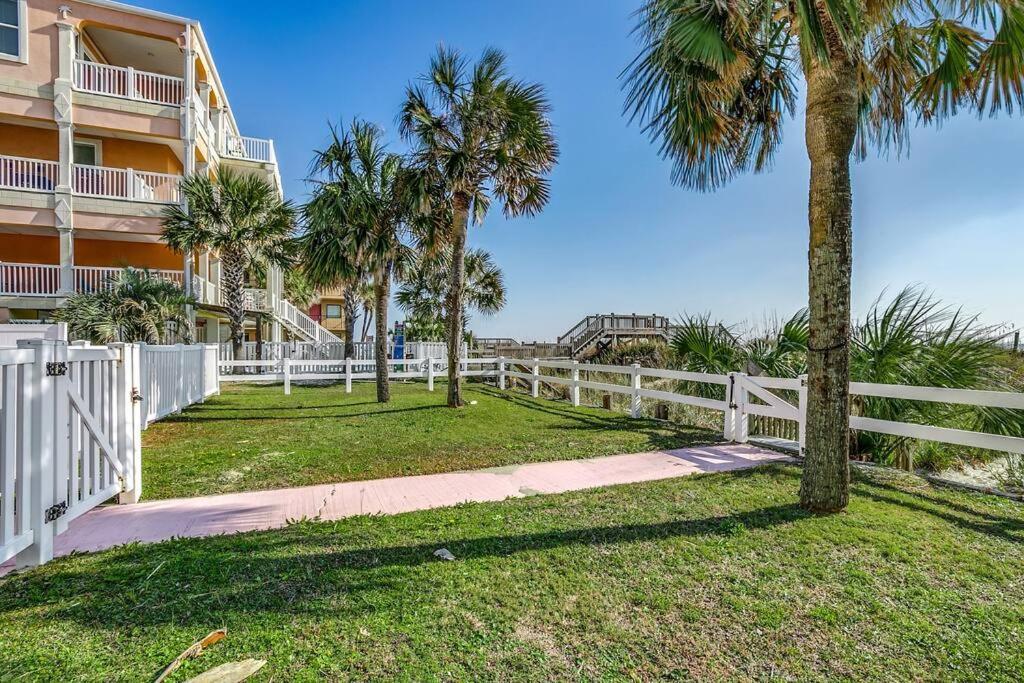 Holiday home Lavish Accessible, On Ocean, 4 King Beds, Huge Private Pool, Yard, Spa, Patio, Bbq, & Game Tables