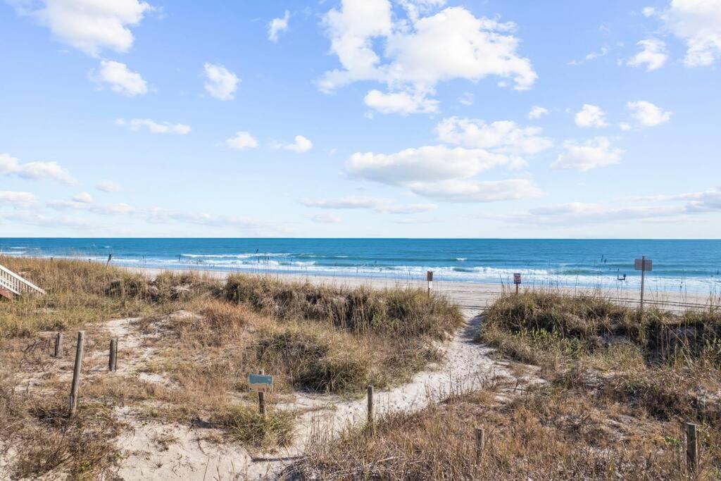 Holiday home Lavish Accessible, On Ocean, 4 King Beds, Huge Private Pool, Yard, Spa, Patio, Bbq, & Game Tables