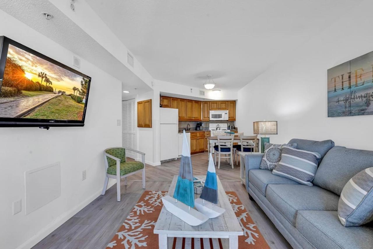 Beachfront, Spacious King With Access, Free Parking! Aparthotel