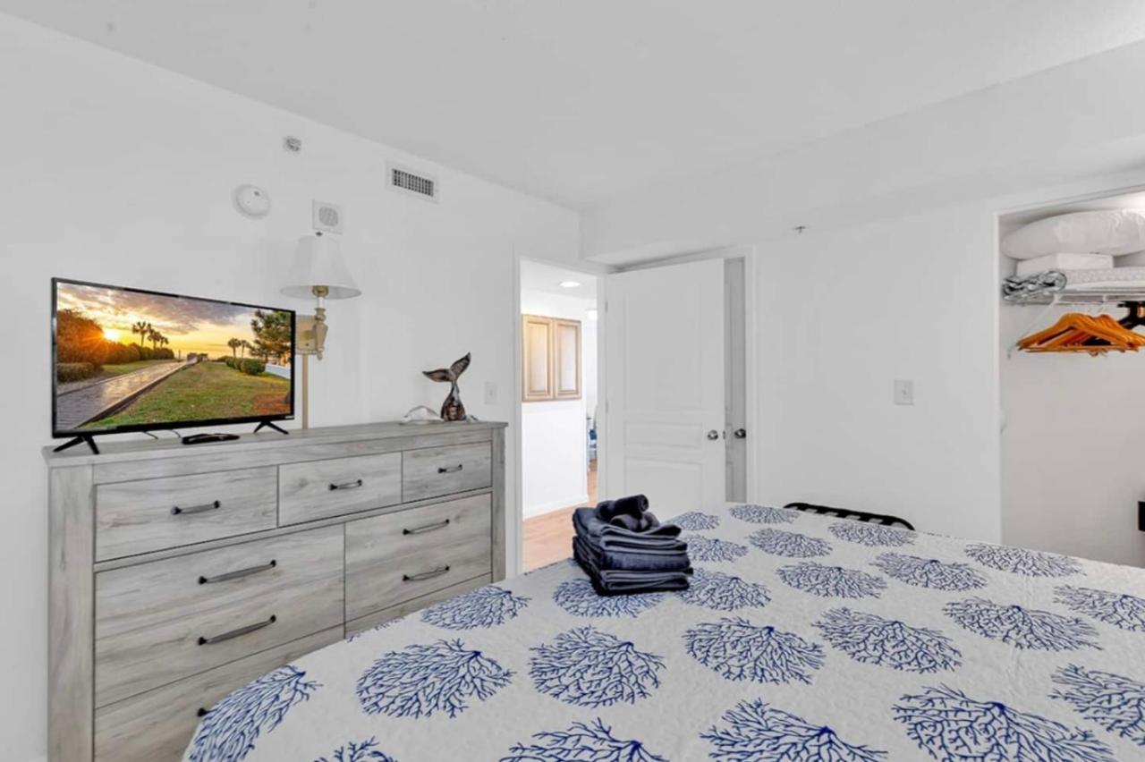 Beachfront, Spacious King With Access, Free Parking! Aparthotel *
