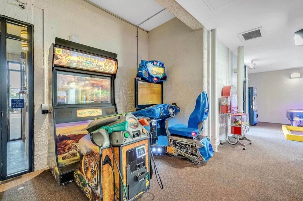 Beachfront, Spacious King With Access, Free Parking! *