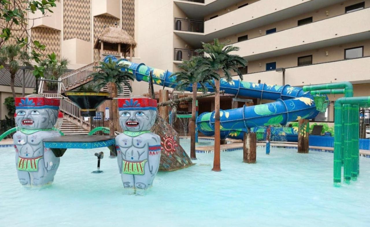 Beachfront, Spacious King With Access, Free Parking!