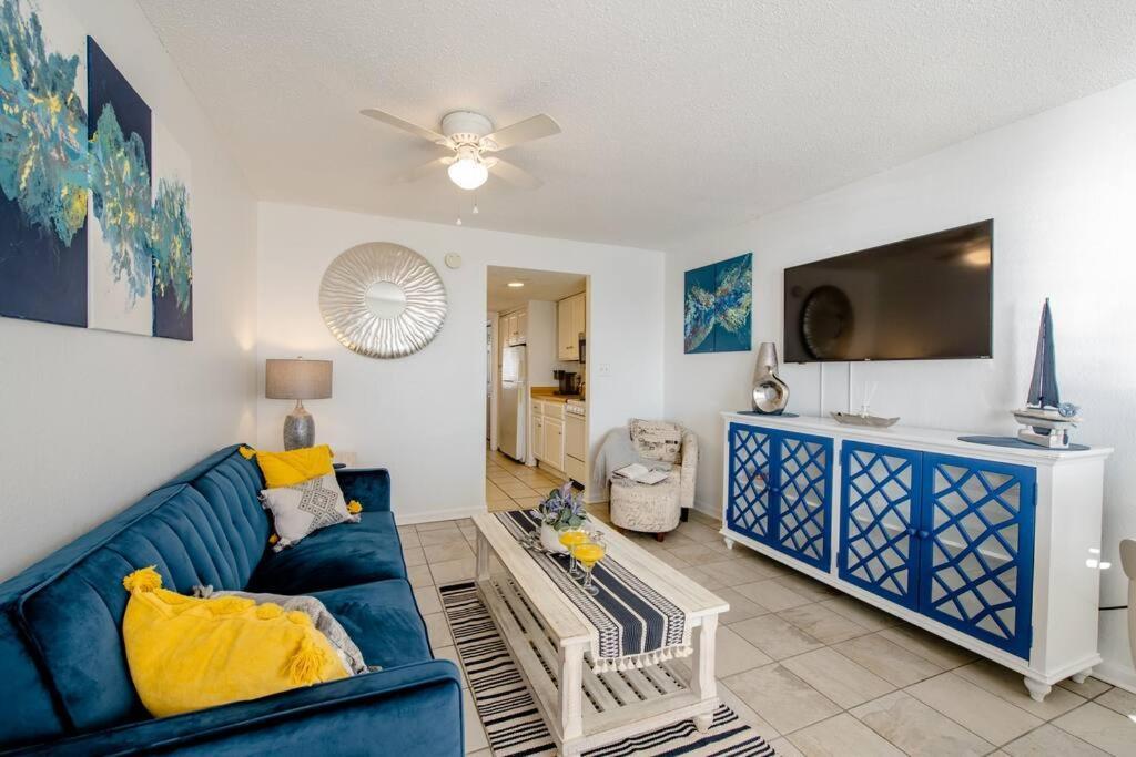 Royal Retreat-amazing View-king Bed-1 Bedroom-full Kitchen-free Parking-self Check-in
