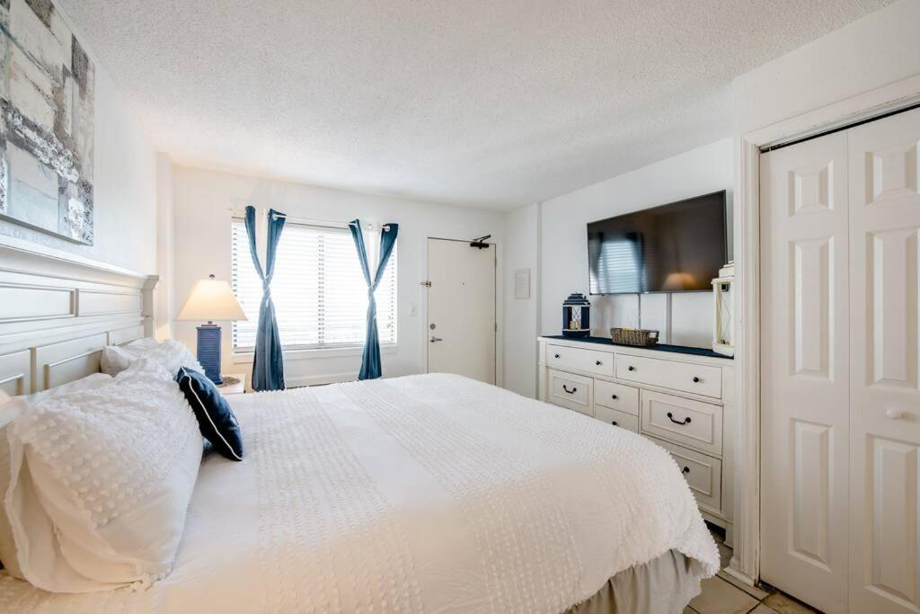 Royal Retreat-amazing View-king Bed-1 Bedroom-full Kitchen-free Parking-self Check-in Aparthotel Myrtle Beach