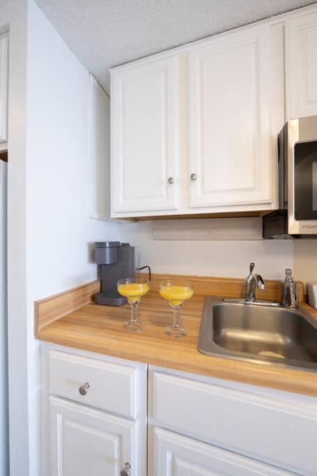 Royal Retreat-amazing View-king Bed-1 Bedroom-full Kitchen-free Parking-self Check-in *