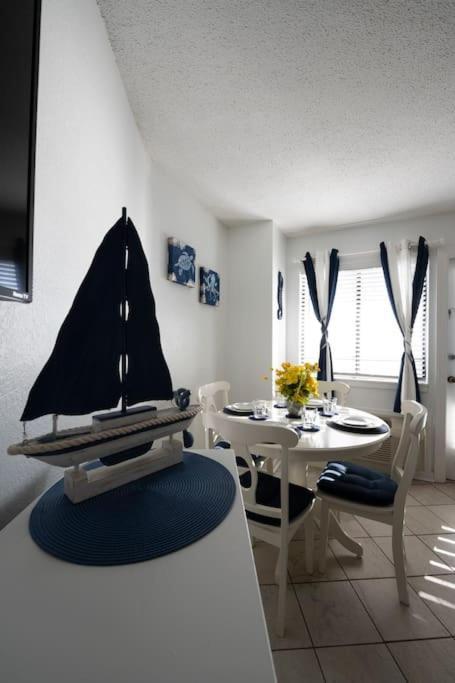 Royal Retreat-amazing View-king Bed-1 Bedroom-full Kitchen-free Parking-self Check-in