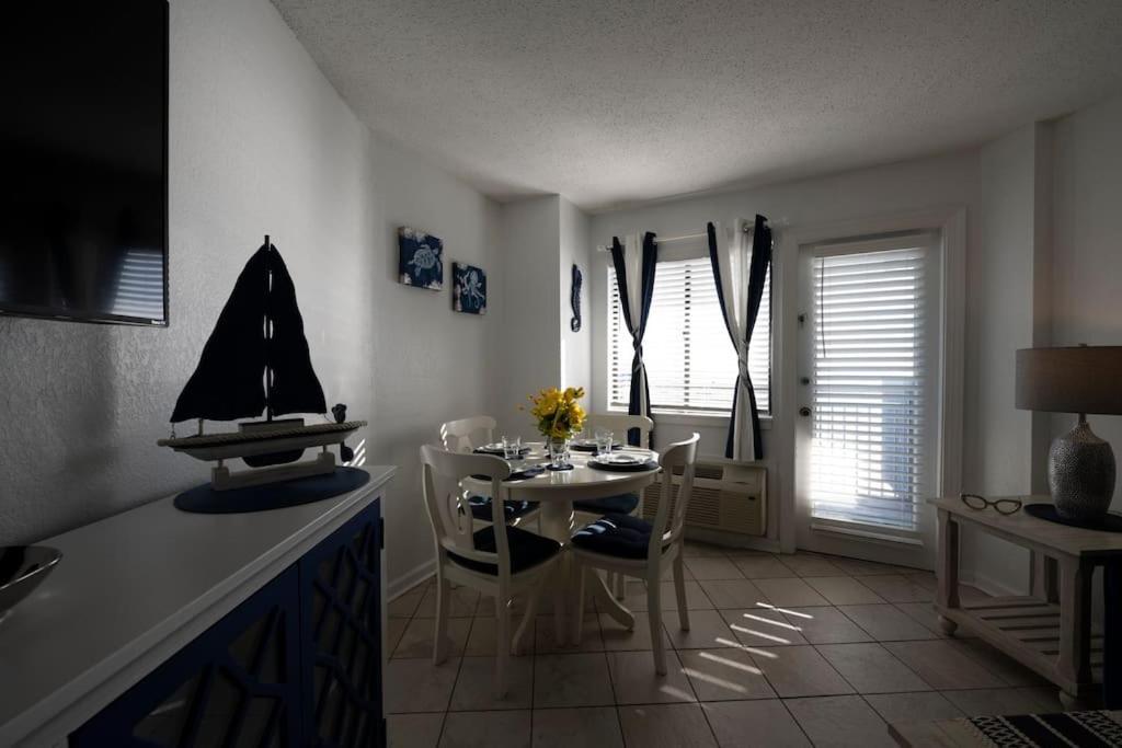 Royal Retreat-amazing View-king Bed-1 Bedroom-full Kitchen-free Parking-self Check-in