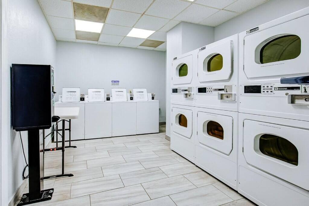 Aparthotel Royal Retreat-amazing View-king Bed-1 Bedroom-full Kitchen-free Parking-self Check-in Myrtle Beach