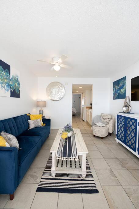 Royal Retreat-amazing View-king Bed-1 Bedroom-full Kitchen-free Parking-self Check-in *