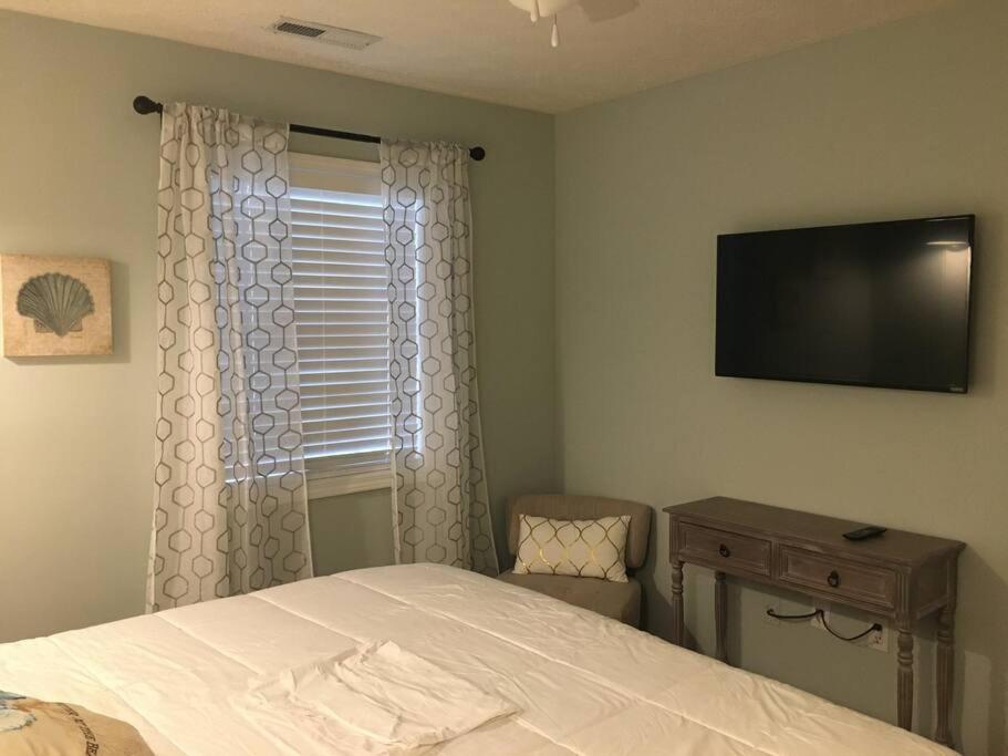 Lovely 1-bedroom In River Oaks Golf