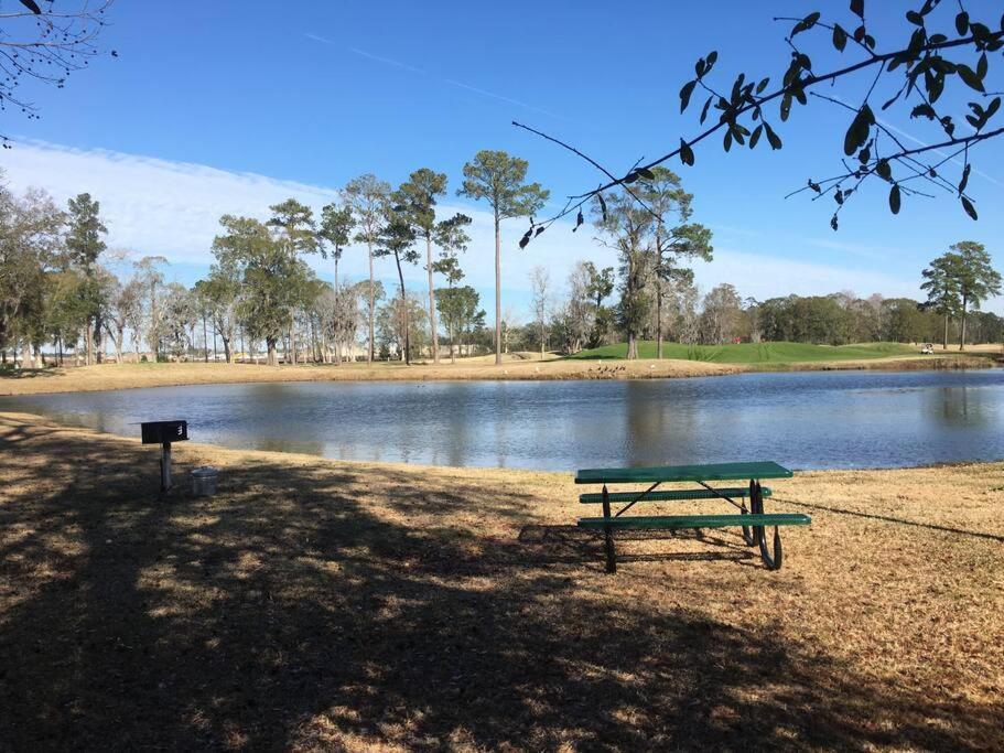 Lovely 1-bedroom In River Oaks Golf Apartment *
