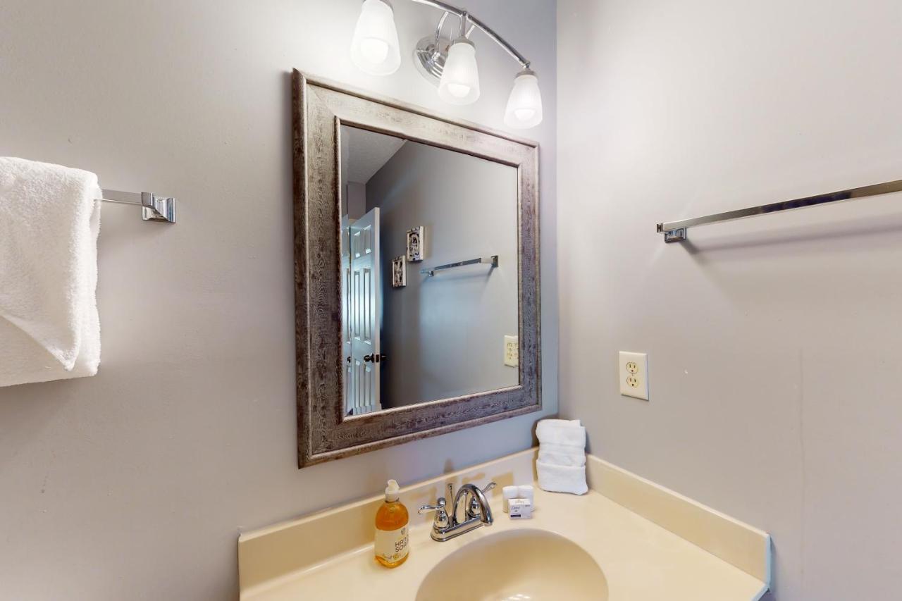 The Blue Shell, Unit C Apartment *