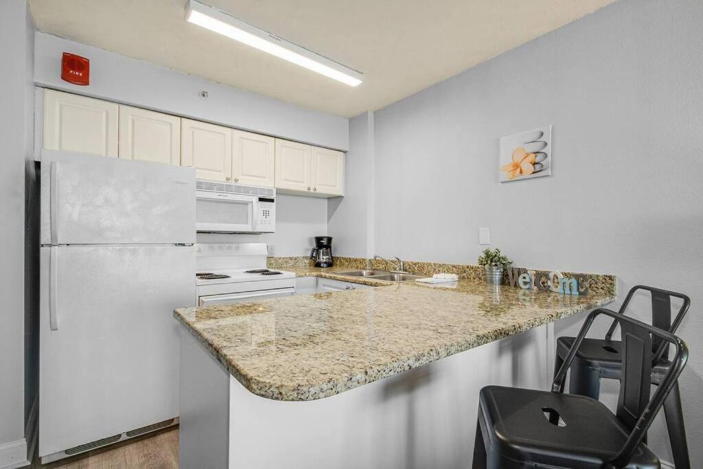 Spacious King Oceanfront 1026 Apartment