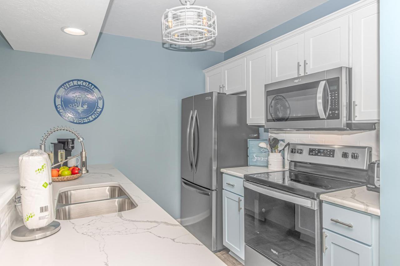 Beautifully Renovated- Ground Floor Sleeps 4! 1 Bed, 1 Bath - River Oaks Golf Unit 7-b Holiday home