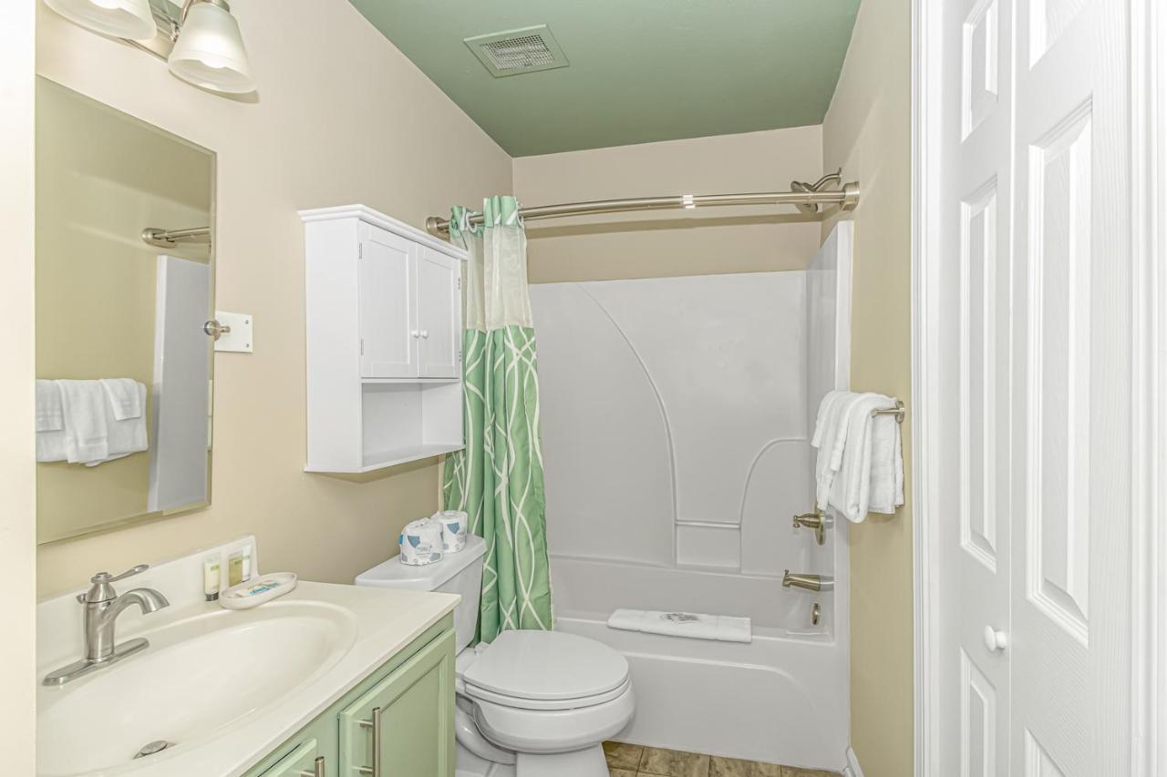 Beautifully Renovated- Ground Floor Sleeps 4! 1 Bed, 1 Bath - River Oaks Golf Unit 7-b Holiday home Myrtle Beach