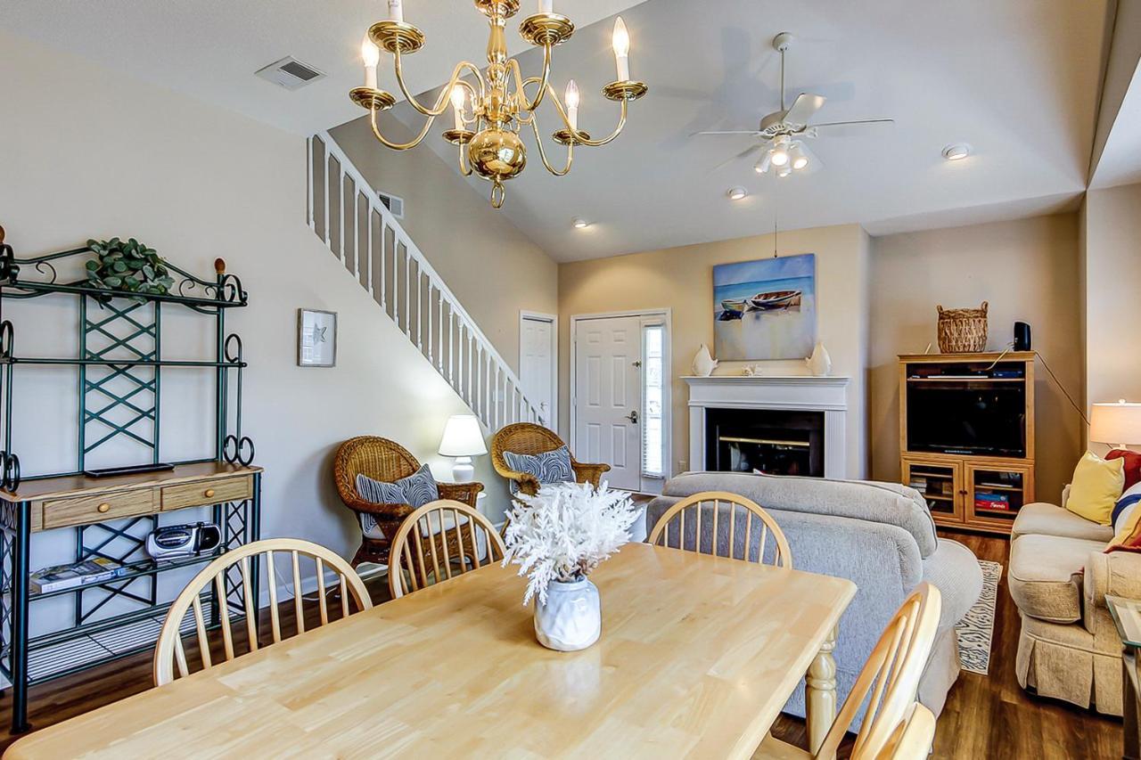 Apartment Fun And Sun At Fairway Oaks