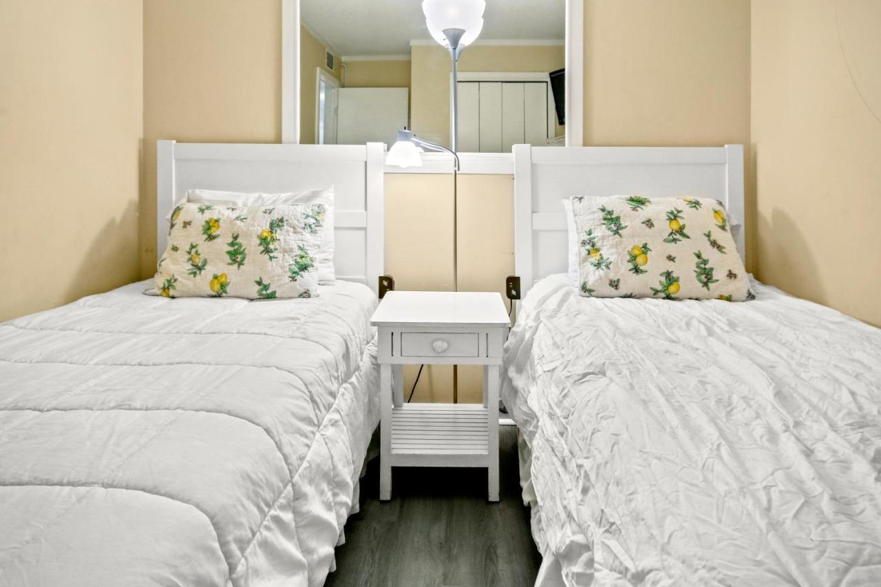 On The Beach 2 Bed 2 Bath 3rd Floor *