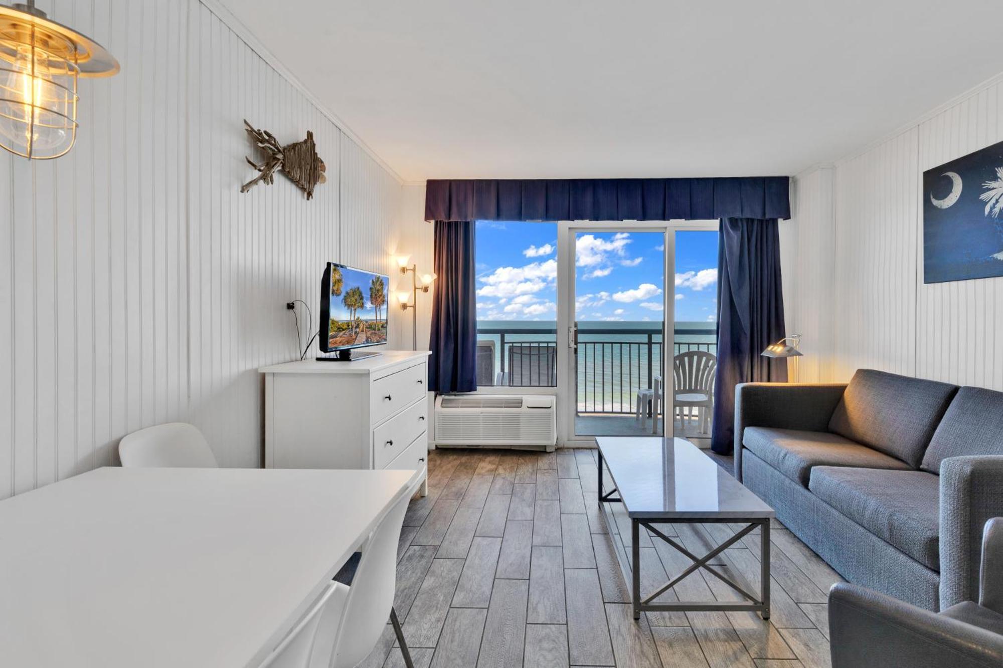 Hosteeva Boardwalk Ocean-front Apartment