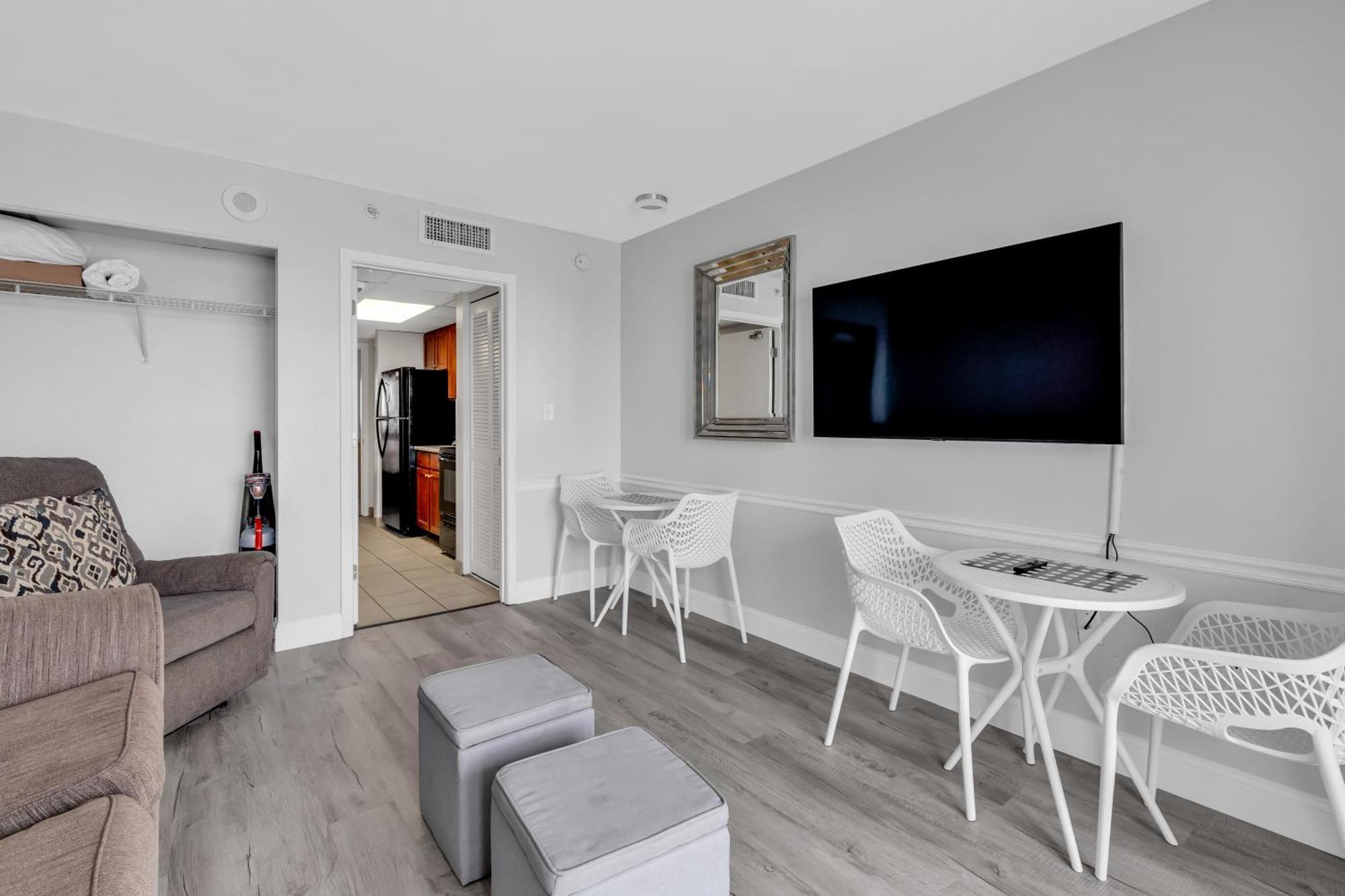 Oceanfront 1 Bedroom Dream At Camelot Apartment