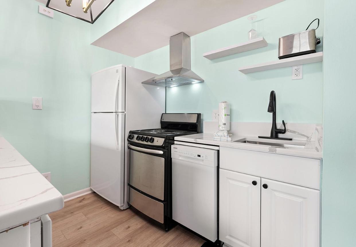 Palms - Oceanfront Renovated King Bed Sauna Apartment *