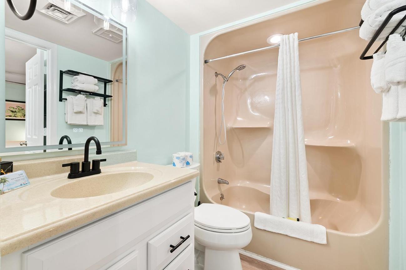 Palms - Oceanfront Renovated King Bed Sauna Apartment *