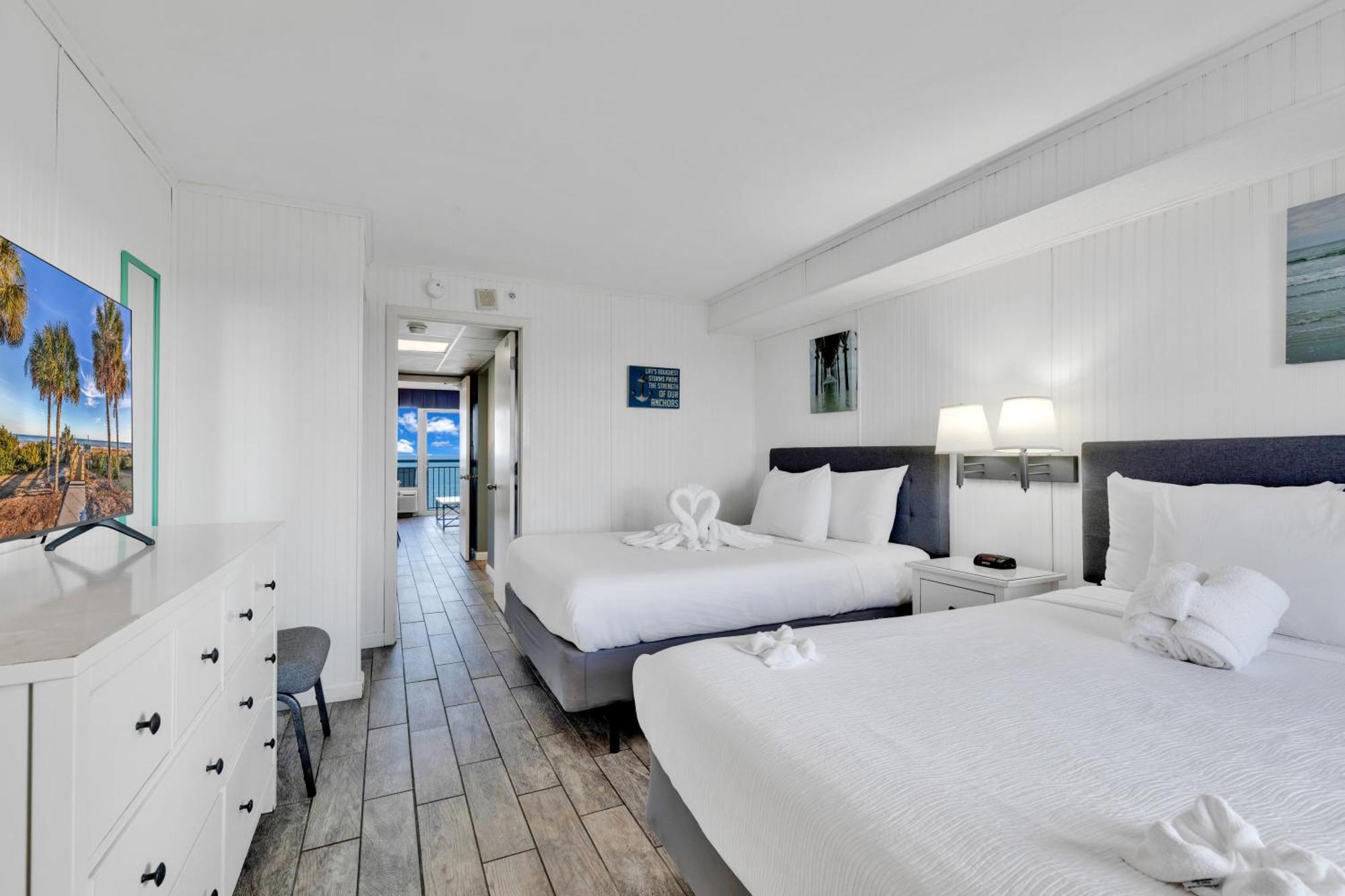 Hosteeva Boardwalk Ocean-front Apartment