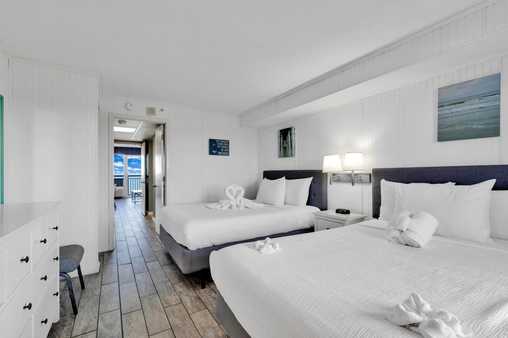 Hosteeva Boardwalk Ocean-front Apartment