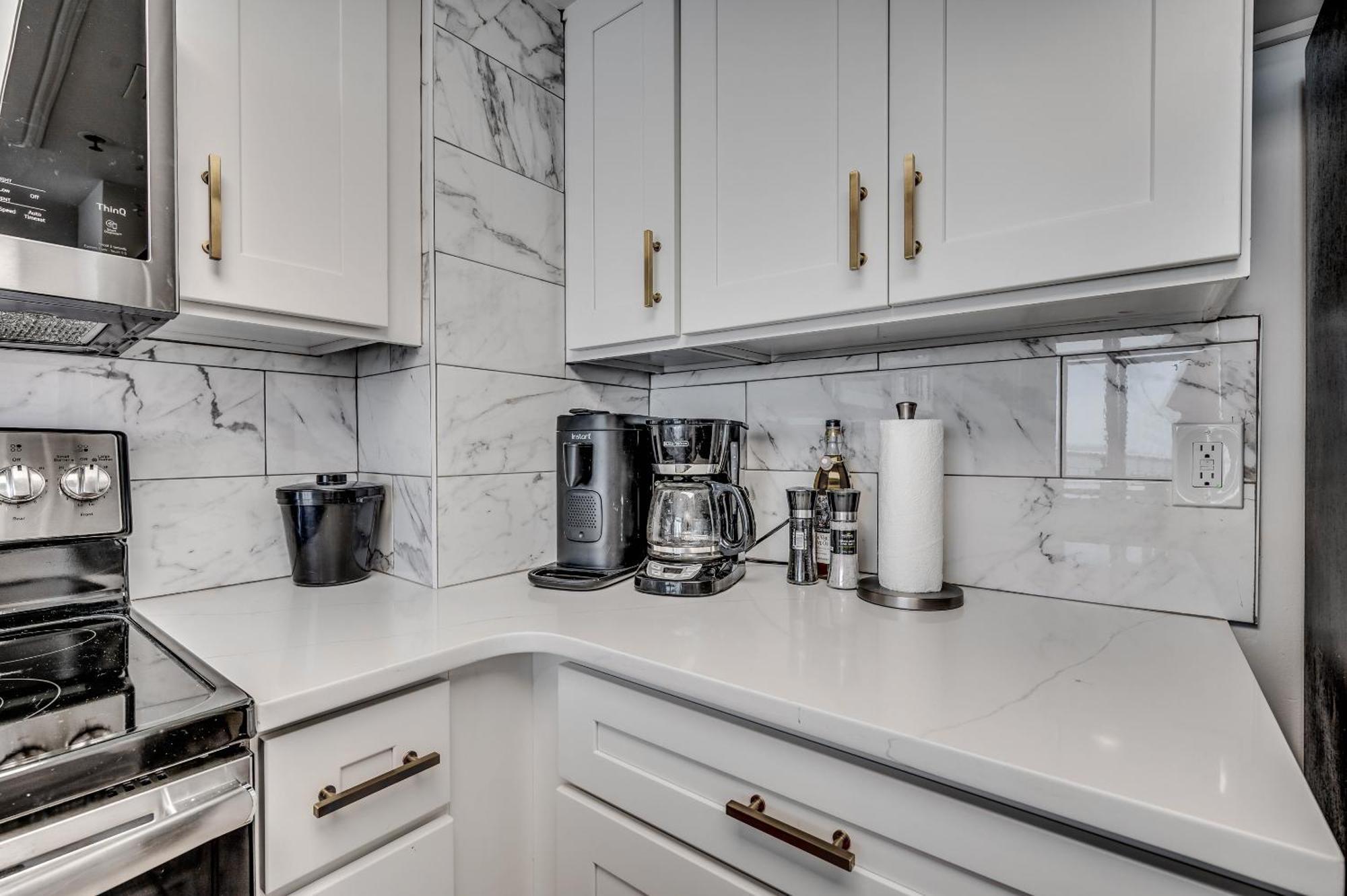 Amazing Newly Renovated Atlantica On The 9th Flloor Apartment *