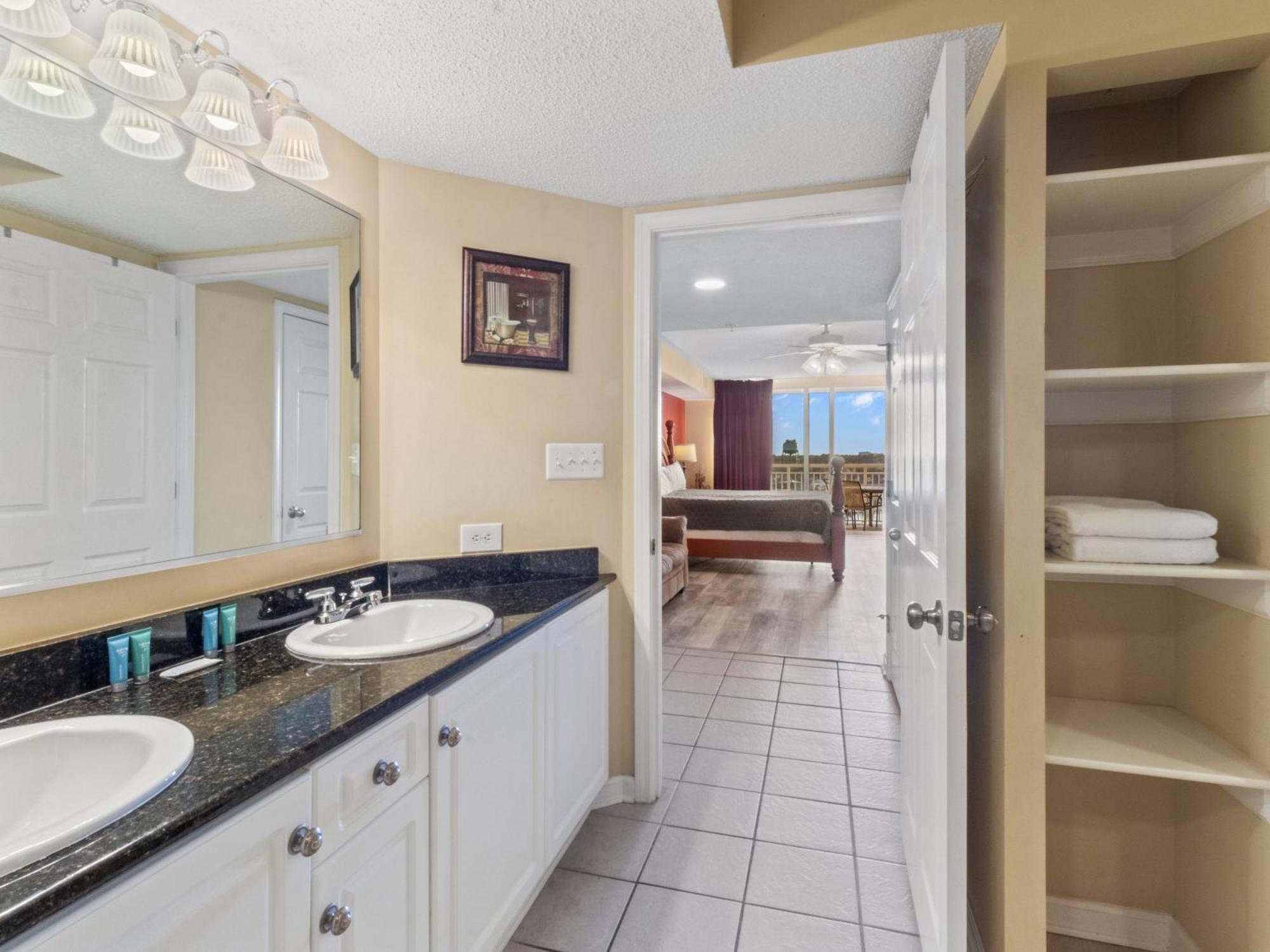 Yacht Club #1- 1005 Apartment