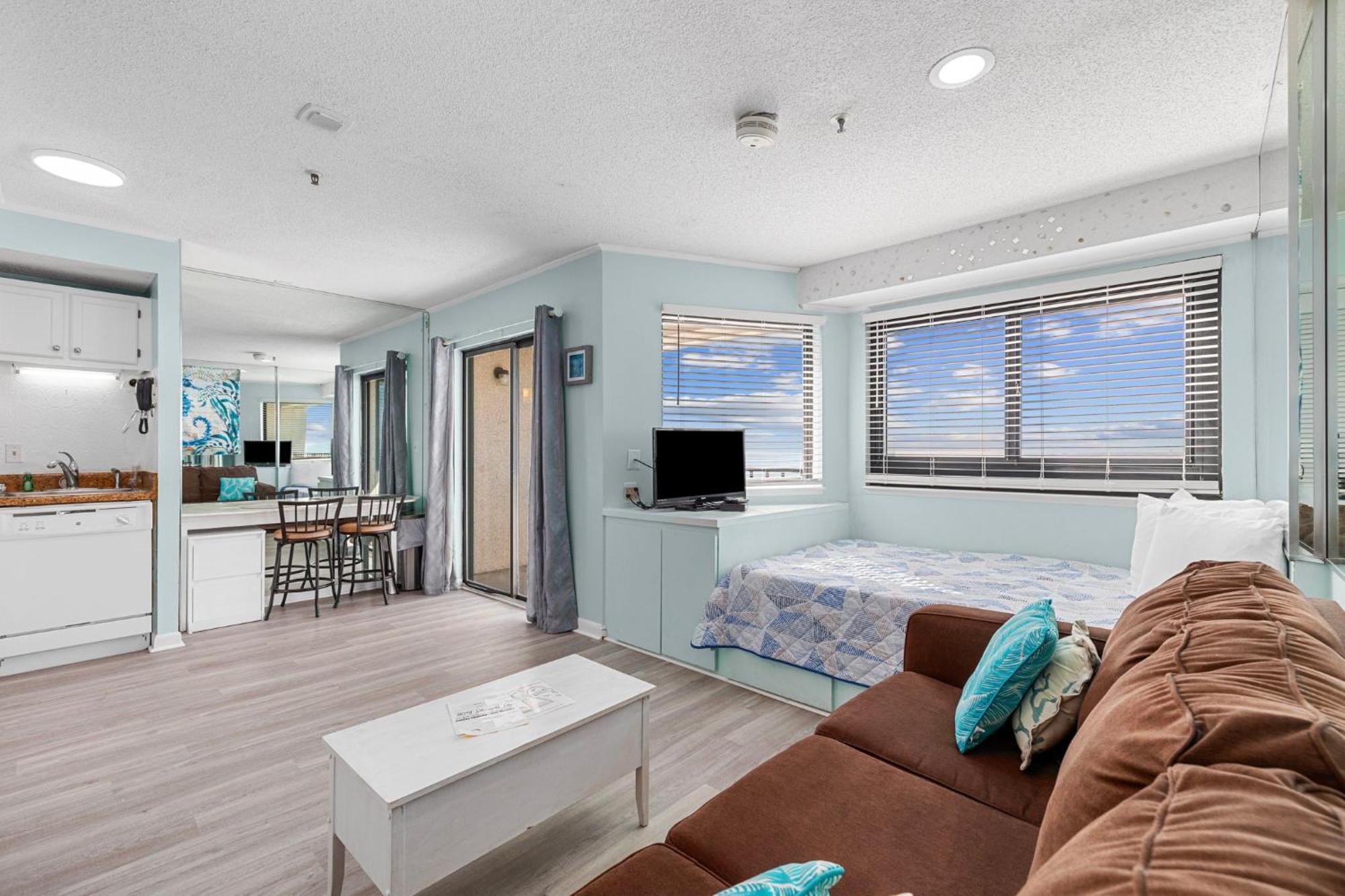 Cozy Couples Retreat, Oceanview Studio * Myrtle Beach
