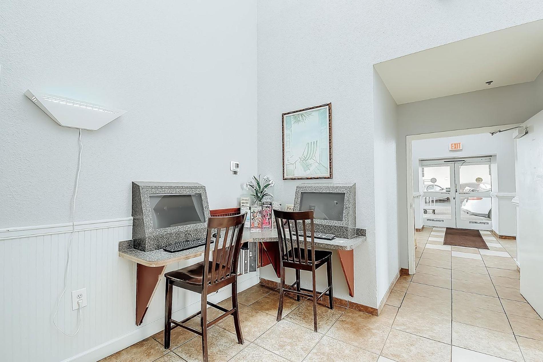 Apartment Ocean Front Comfy W/kitchen, Sleeps 4, Snowbird Paradise *