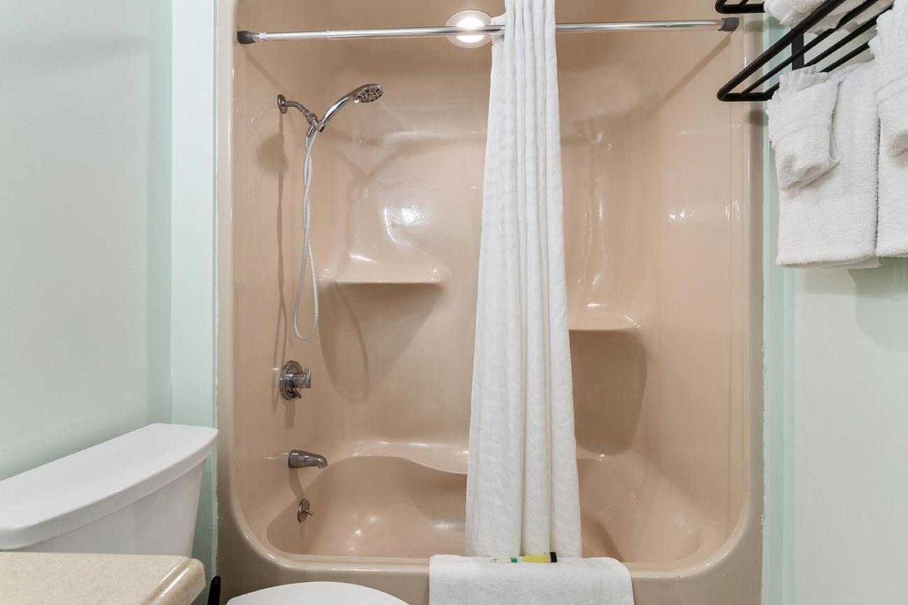 Palms - Oceanfront Renovated King Bed Sauna Apartment *