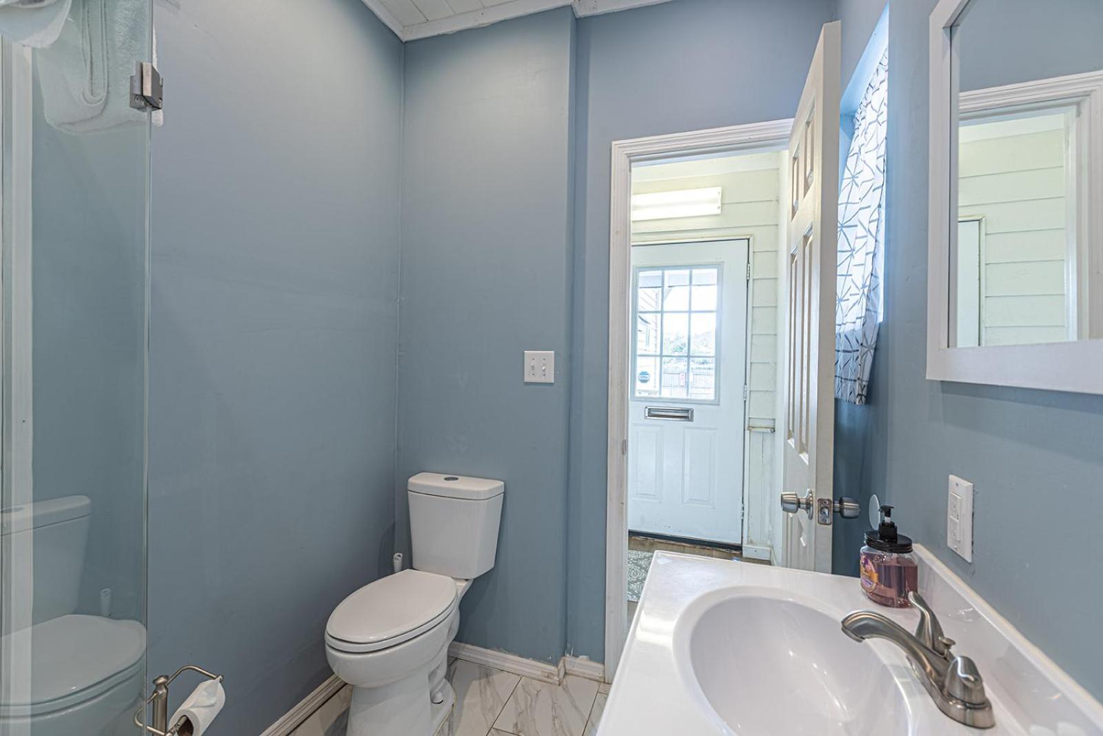 Holiday home ﻿charming Centrally Located Ocean View W Huge Private Yard, Patio, Firepit, & Bbq *