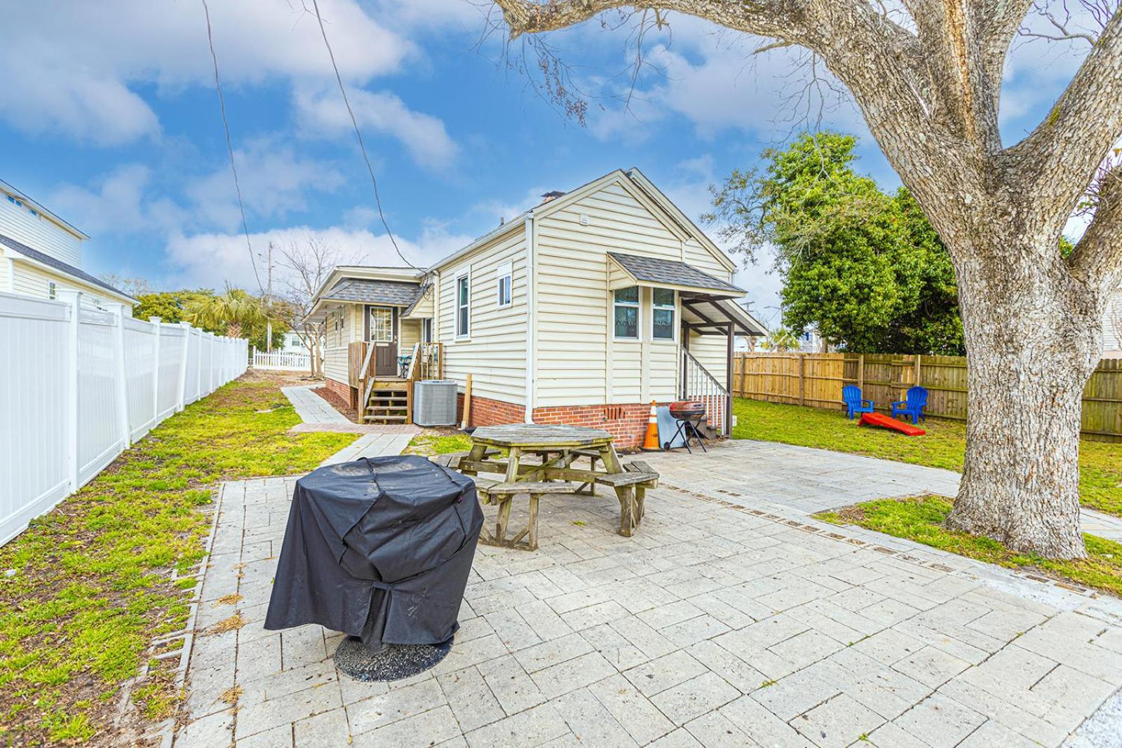 ﻿charming Centrally Located Ocean View W Huge Private Yard, Patio, Firepit, & Bbq Holiday home