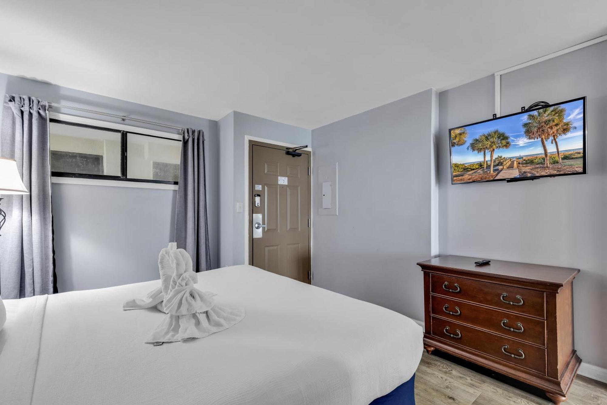 Oceanfront Private Balcony At Meridian Plaza Apartment