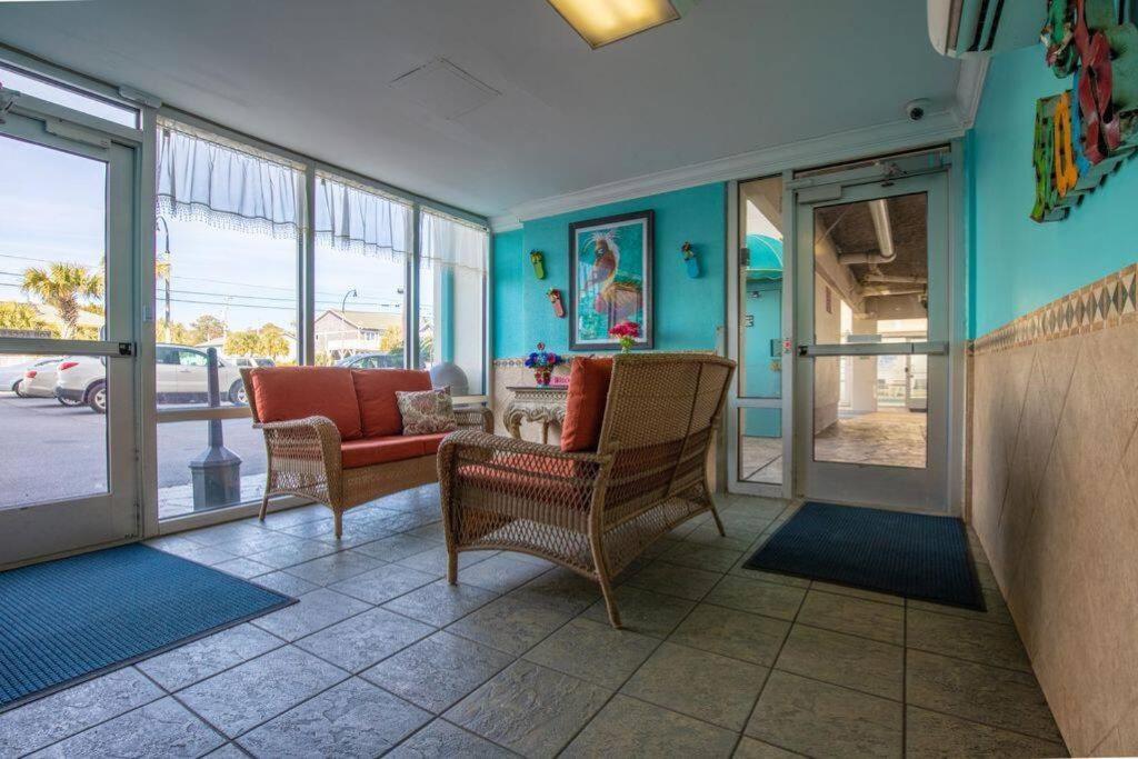 Pinnacle Oceanfront: Newly Updated With Enclosed Pool Apartment *