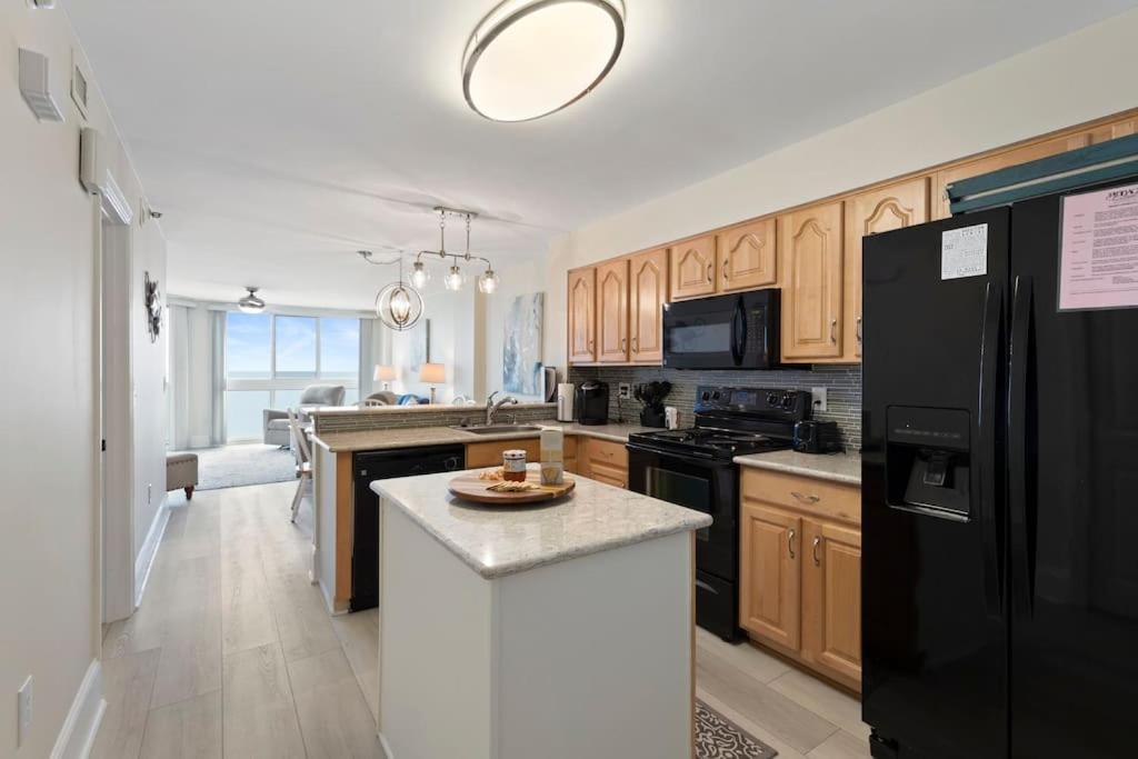Apartment Pinnacle Oceanfront: Newly Updated With Enclosed Pool