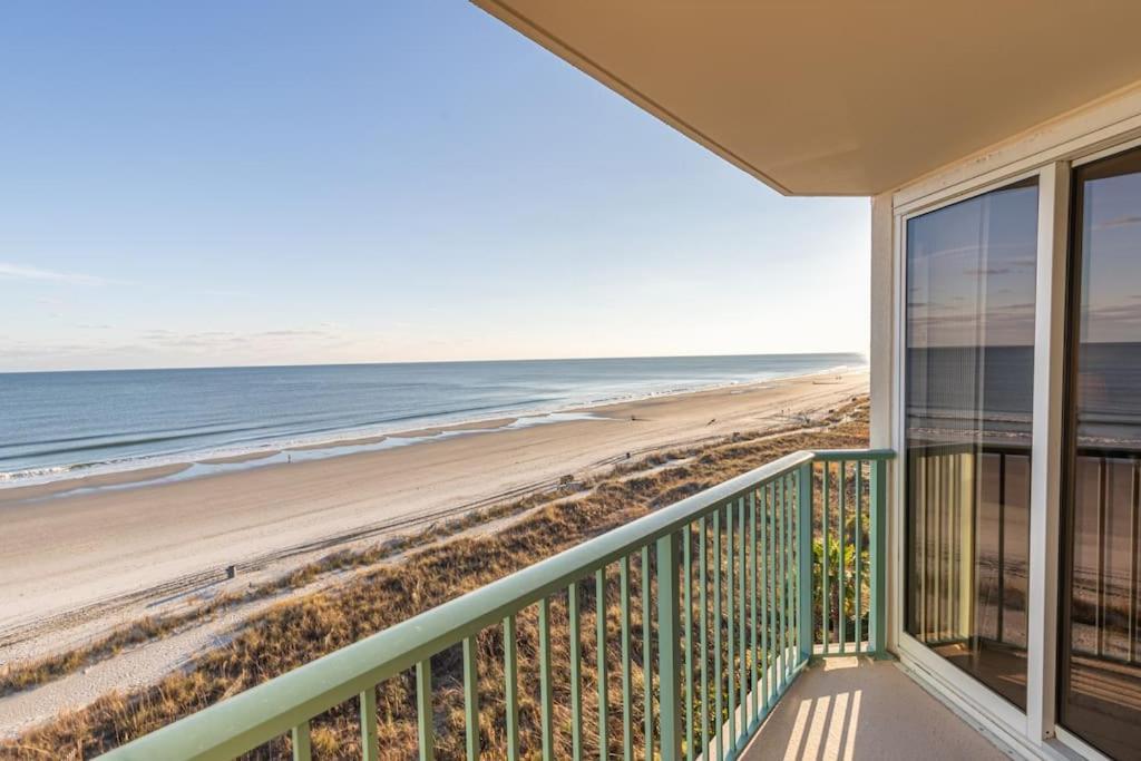 Apartment Pinnacle Oceanfront: Newly Updated With Enclosed Pool *