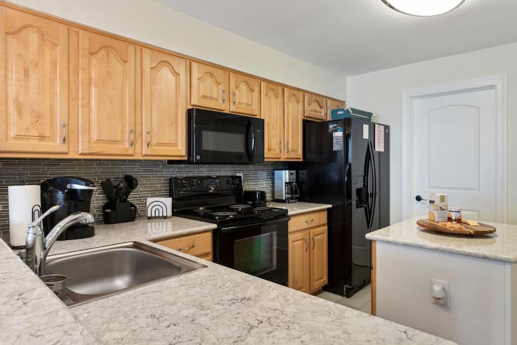 Pinnacle Oceanfront: Newly Updated With Enclosed Pool Apartment *