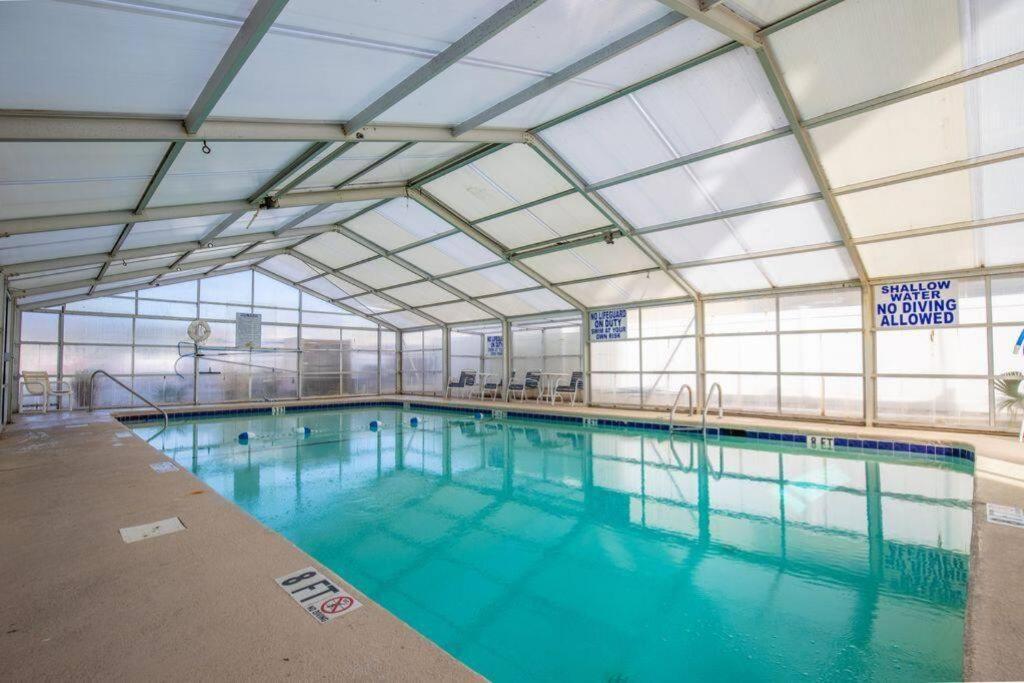 Apartment Pinnacle Oceanfront: Newly Updated With Enclosed Pool