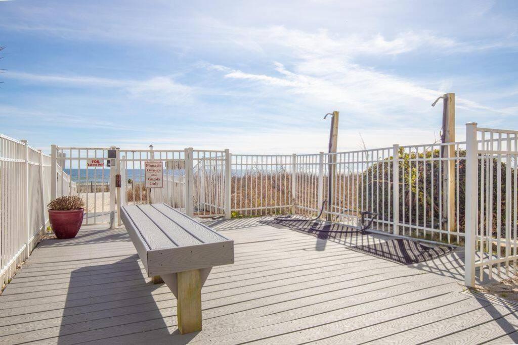 Pinnacle Oceanfront: Newly Updated With Enclosed Pool Apartment