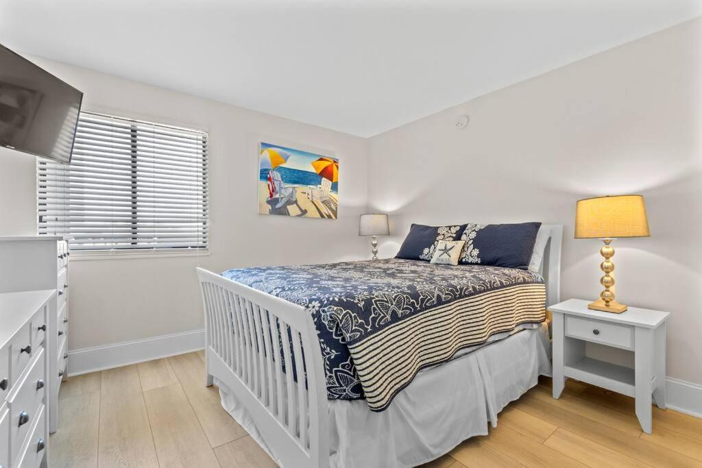 Apartment Pinnacle Oceanfront: Newly Updated With Enclosed Pool *