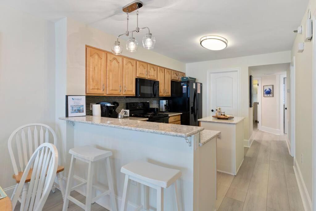 Apartment Pinnacle Oceanfront: Newly Updated With Enclosed Pool *