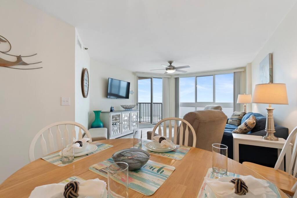 Pinnacle Oceanfront: Newly Updated With Enclosed Pool Apartment *